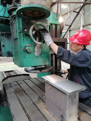 papier hygiénique automatique de fournisseurs de 2400mm 8T Chine faisant la machine pour le moulin à papier